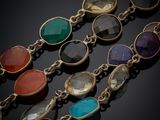 un gros plan d'un collier multicolore posé sur une surface noire