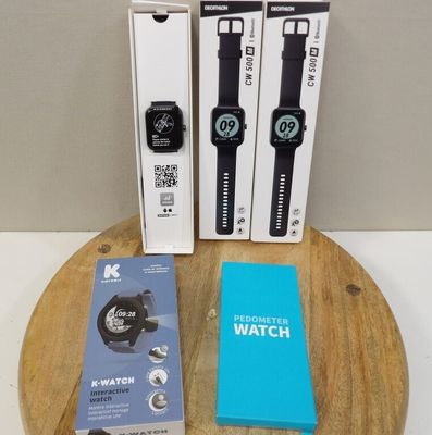 trois montres posées sur une table en bois