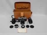 une boîte contenant un appareil photo, un objectif et d'autres objets