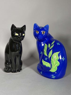 un chat noir et un chat bleu assis l'un à côté de l'autre