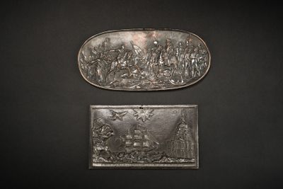 Lot de 2 plaques à motif en demi-ronde-bosse : Austerlitz, R…