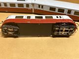 deux trains miniatures posés l'un à côté de l'autre sur une table