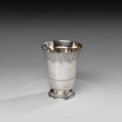 une coupe en argent posée sur un socle et bordée d'argent