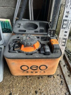 une boîte à outils orange et noire posée par terre à côté d'un tas d'outils
