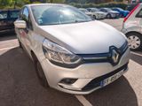 une voiture argentée garée sur un parking, avec d'autres voitures en arrière-plan