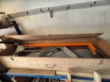une boîte en bois contenant quelques outils