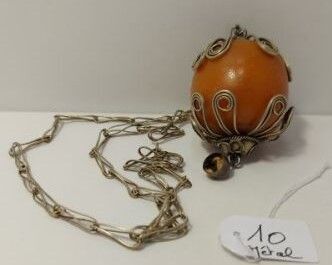 une balle orange entourée d'une chaîne, posée sur une table