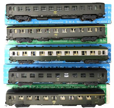 Quatre trains miniatures sont alignés les uns à côté des autres sur une surface blanche