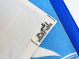 un gros plan sur un morceau de tissu portant une étiquette