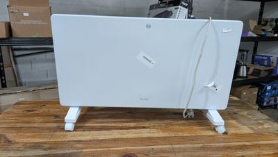 un radiateur blanc posé sur une table en bois