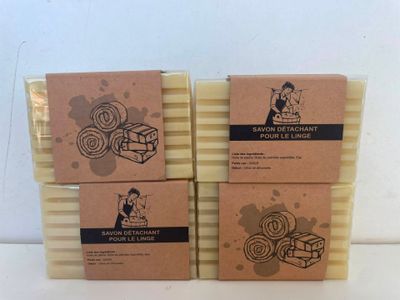 une pile de quatre pains de savon empilés les uns sur les autres