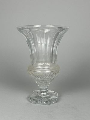 Vase en cristal en forme de vase Médicis à côtes, et décor d…