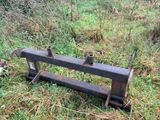 un banc posé au milieu d'un champ herbeux