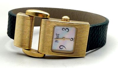 une montre montée sur un bracelet en cuir noir