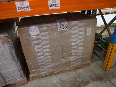 une grande pile de cartons posée sur une étagère dans un entrepôt