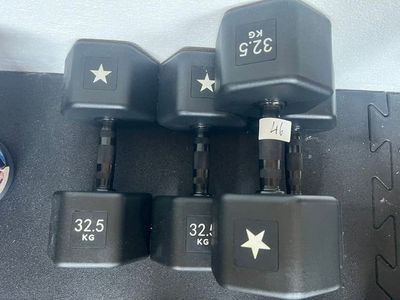 trois pions posés sur un tapis noir