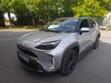 Une Toyota C-HR argentée est garée dans la rue.