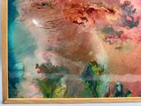 peinture abstraite représentant un ciel rose et bleu parsemé de nuages, dans un cadre en bois