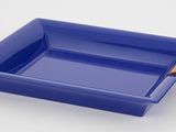un plat carré bleu contenant une cuillère en bois