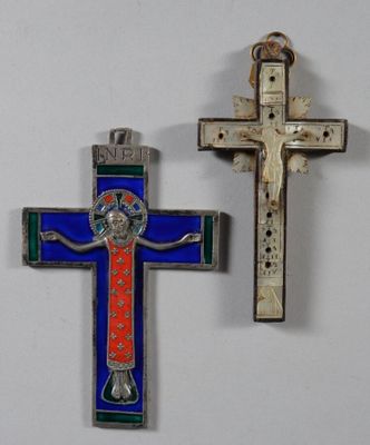 deux pendentifs en forme de croix sur un fond blanc, avec une croix bleue et rouge au centre