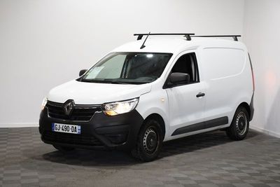 une camionnette blanche garée dans une pièce au sol en damier