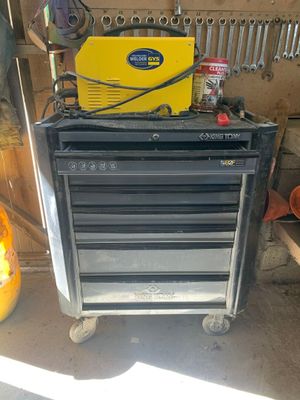 une photo d'une armoire à outils contenant des outils