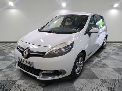 la petite voiture blanche est garée dans une grande pièce