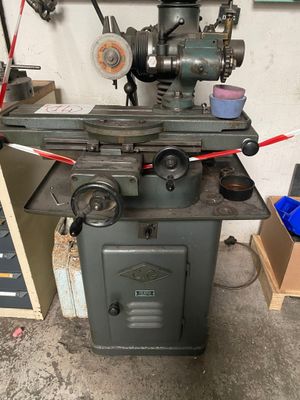 une machine posée sur une table dans un garage