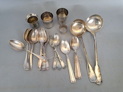 beaucoup de cuillères en argent et de cuillères sur la table