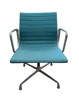 une photo d'une chaise de bureau bleue aux pieds chromés