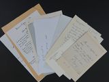 un grand nombre de papiers posés sur une table