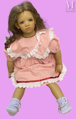 une poupée qui porte une robe rose et des chaussettes blanches