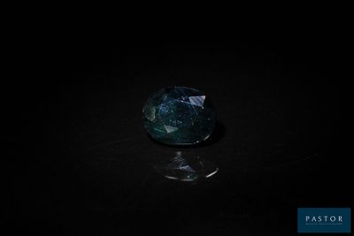 gros plan d'un diamant bleu sur une surface noire