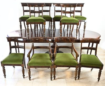 plusieurs chaises et une table recouverte de coussins verts