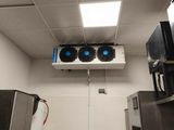 une pièce équipée de nombreux appareils électroménagers et d'un climatiseur fixé au plafond