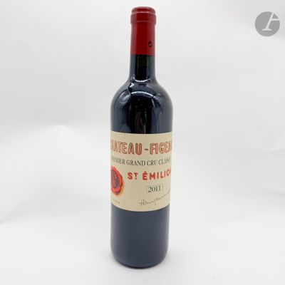 une bouteille de vin posée sur une table