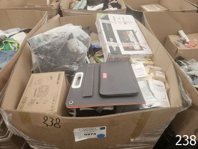une boîte en carton remplie d'appareils électroniques et d'autres objets