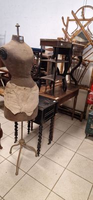 un mannequin assis sur une table dans une pièce