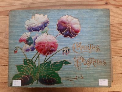 une image représentant une boîte sur laquelle sont peintes des fleurs