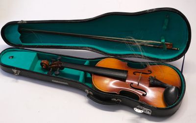 un violon dans un étui sur une surface blanche