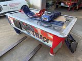 une table sur laquelle se trouve une télécommande
