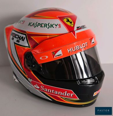 un casque posé sur une table