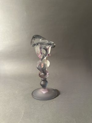 un vase en verre posé sur une table
