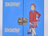 une valise bleue sur laquelle est représentée une femme
