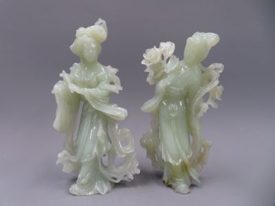 Deux dames de cour en pierre dure verte façon jade jadéite.