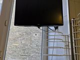 une télévision allumée dans un coin de la pièce