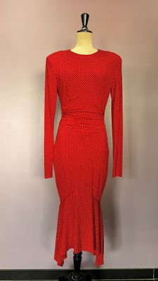 une robe rouge sur un mannequin, un mannequin, un mannequin, un mannequin, un mannequin, un mannequin, un mannequin, un mannequin, un mannequin