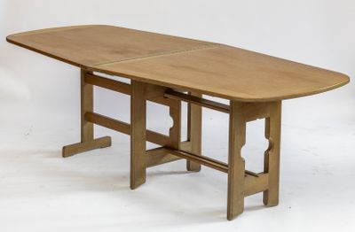 table en bois avec un plateau en bois sur fond blanc