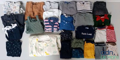 beaucoup de vêtements de bébé posés sur une table