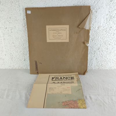 une boîte sur laquelle est dessinée une carte, posée sur une table